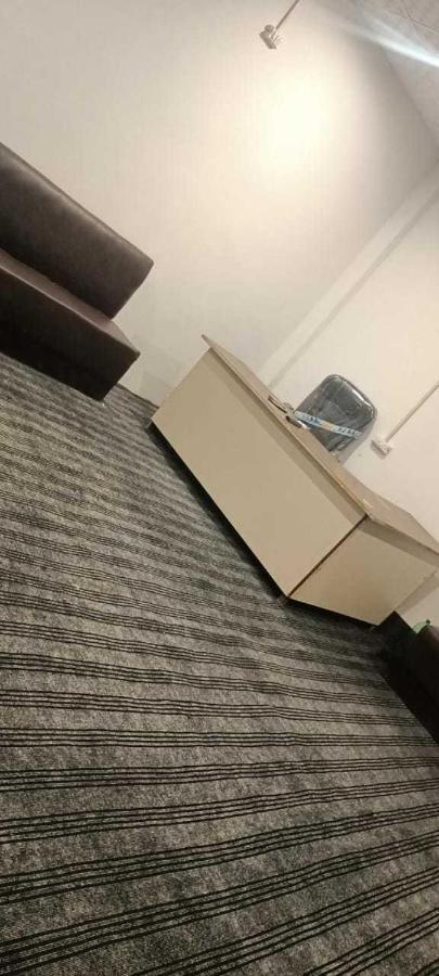 מיראט Oyo Golden Inn Hotel מראה חיצוני תמונה