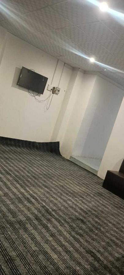 מיראט Oyo Golden Inn Hotel מראה חיצוני תמונה